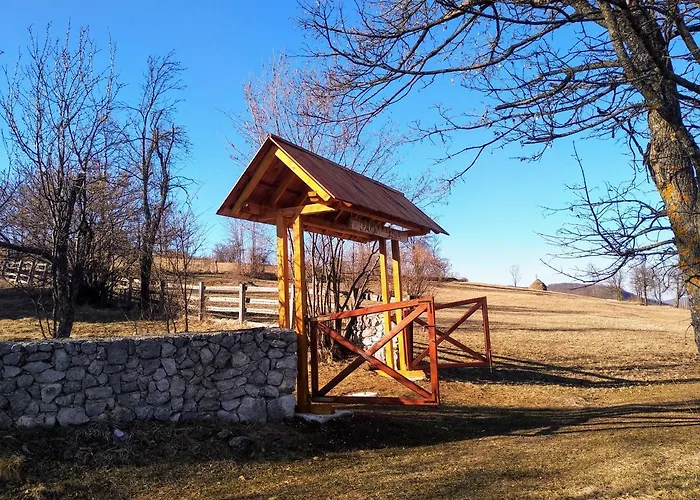 Srdica Kuca Nyaraló *